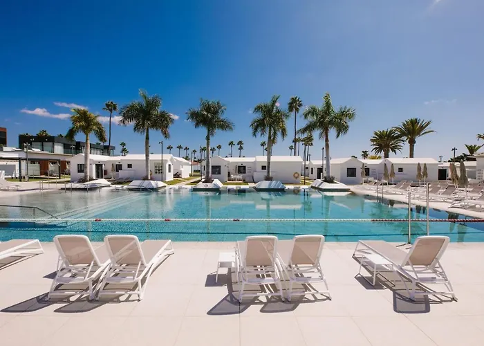 Отель Club & - Adults Only 4*