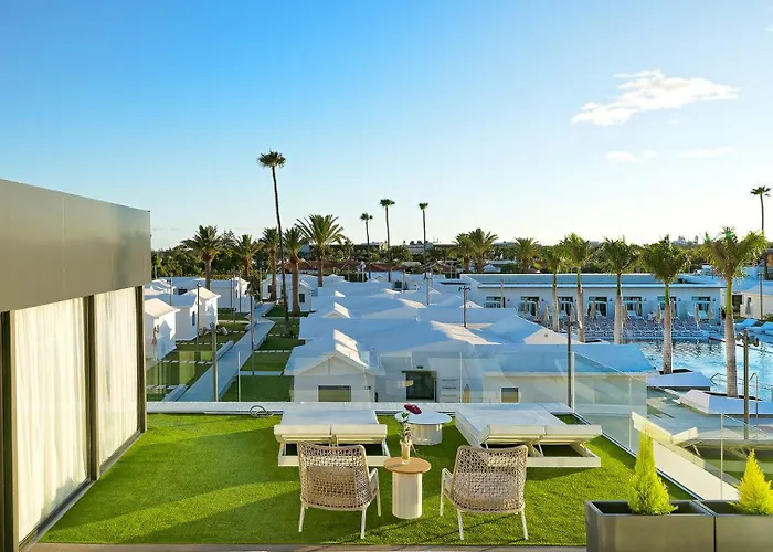 Отель Club & - Adults Only 4*